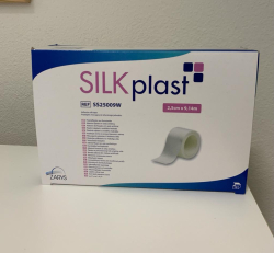 SILKplast hedvábná páska, bílá, 2,5cmx9,14m, hypoalergenní, nesterilní (12ks/bal)